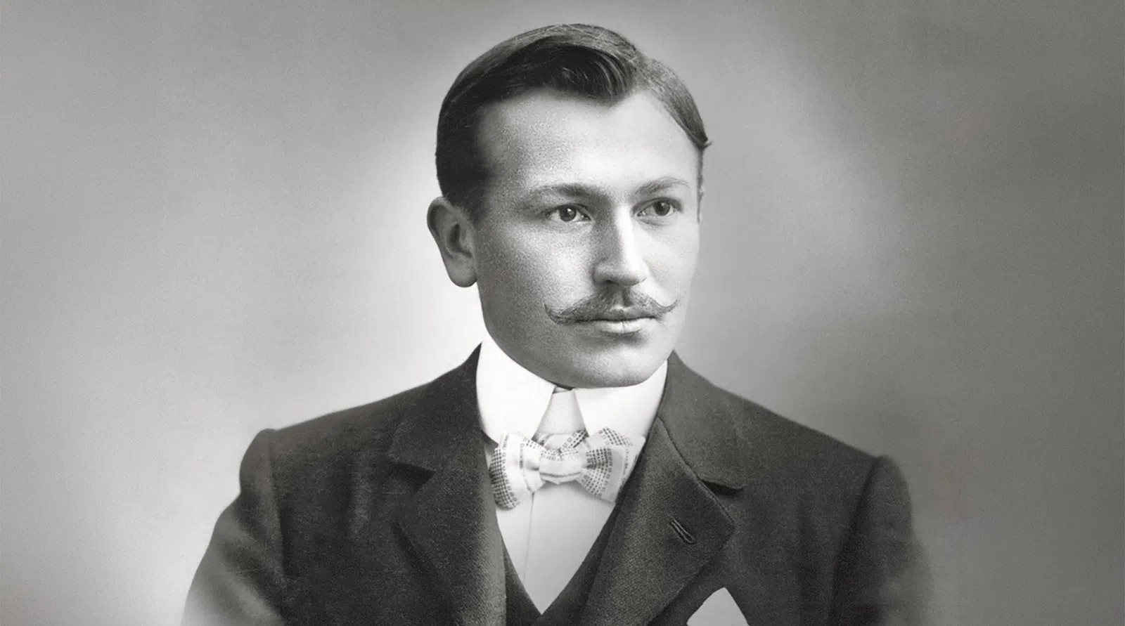 Fotografie von Gründer Hans Wilsdorf in Schwarz-Weiß